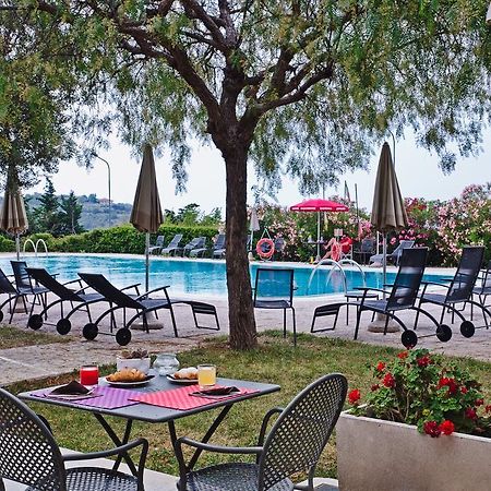 Castellaro Golf Resort Bagian luar foto