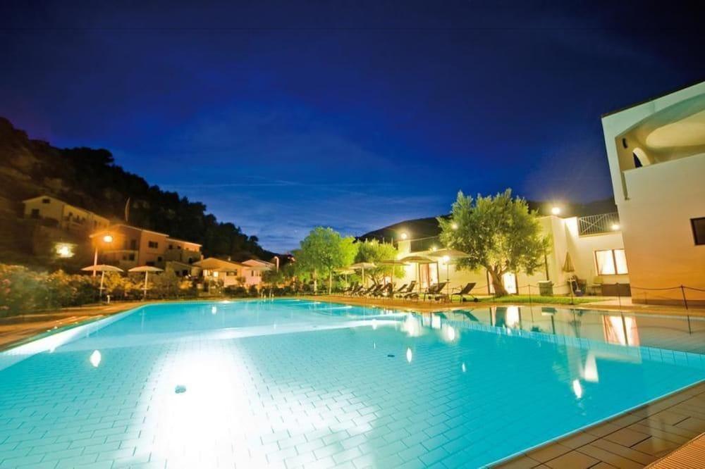 Castellaro Golf Resort Bagian luar foto