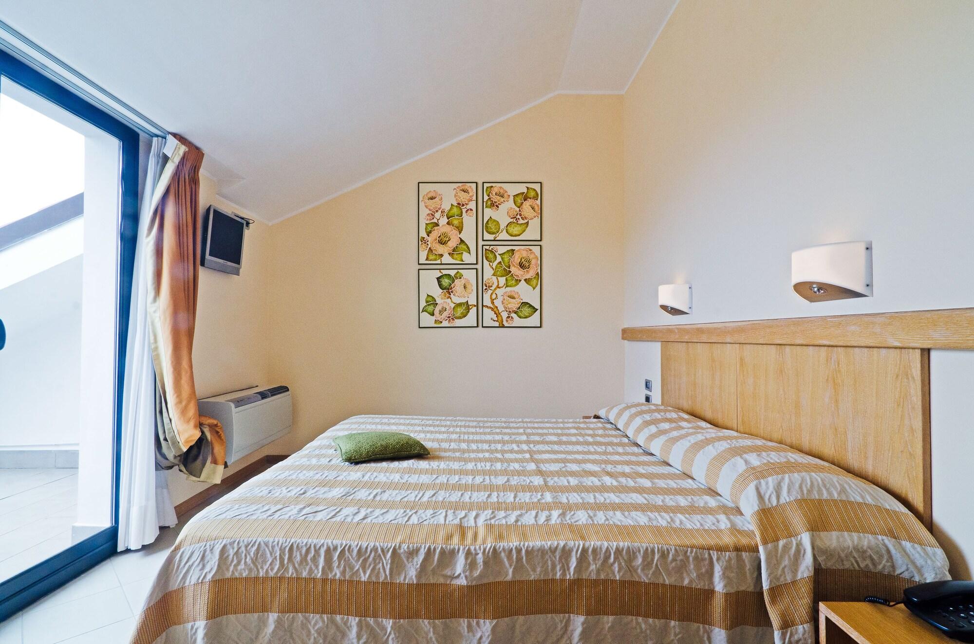 Castellaro Golf Resort Bagian luar foto