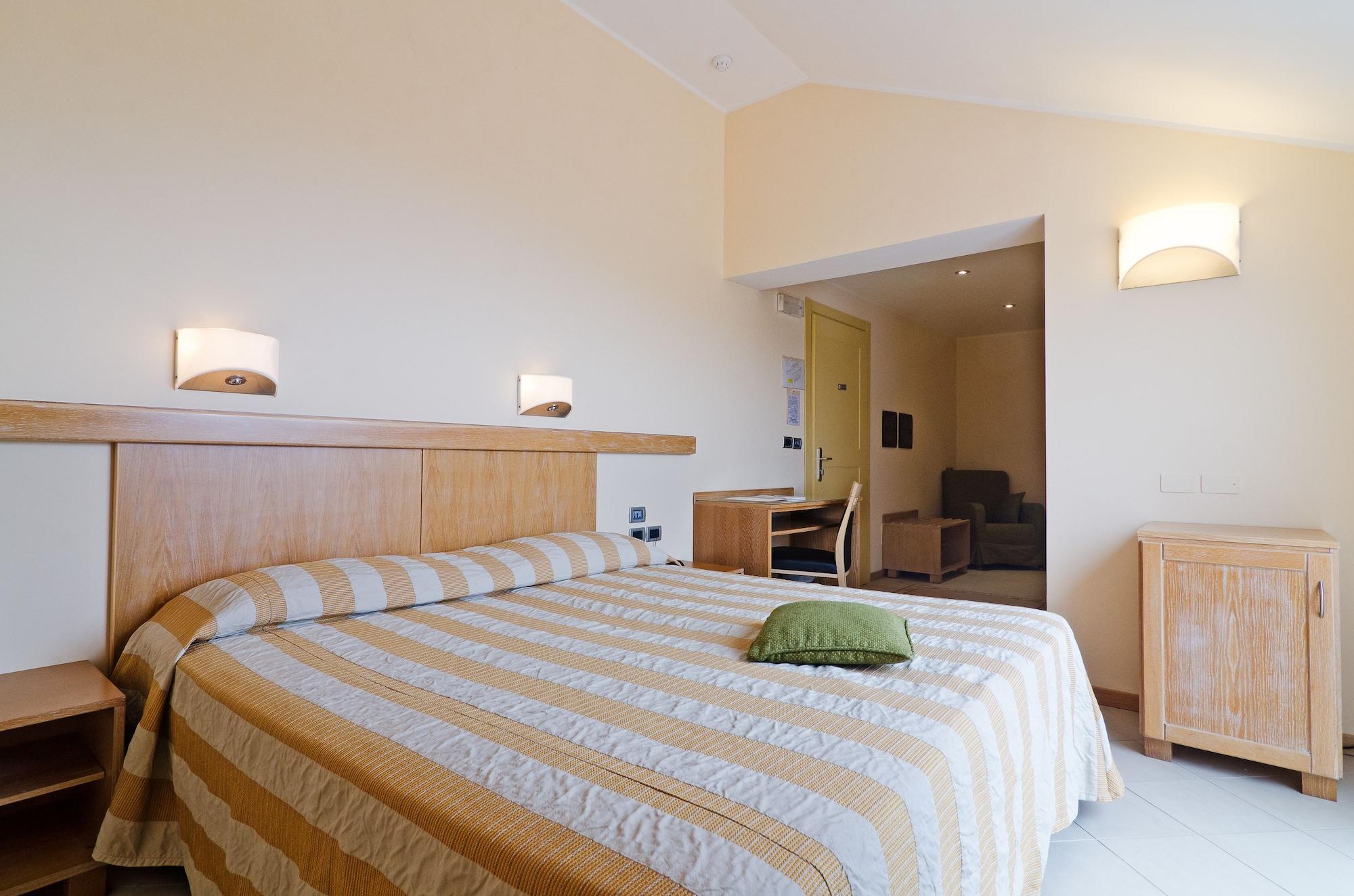 Castellaro Golf Resort Bagian luar foto