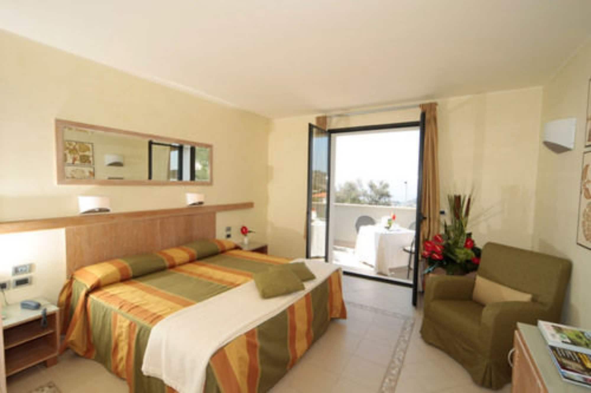 Castellaro Golf Resort Bagian luar foto