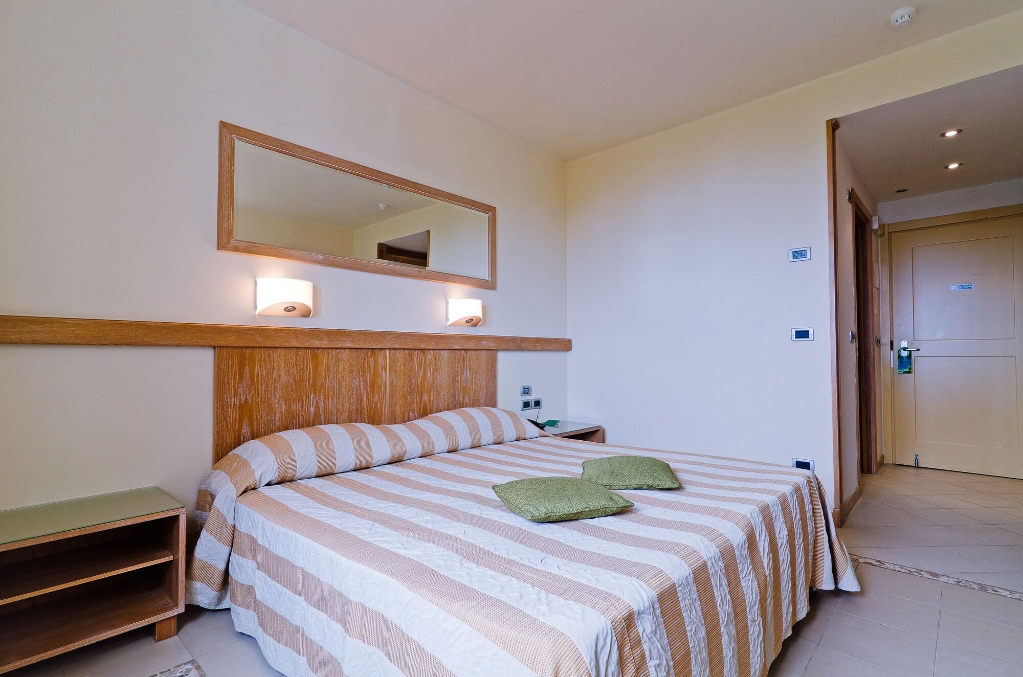 Castellaro Golf Resort Bagian luar foto
