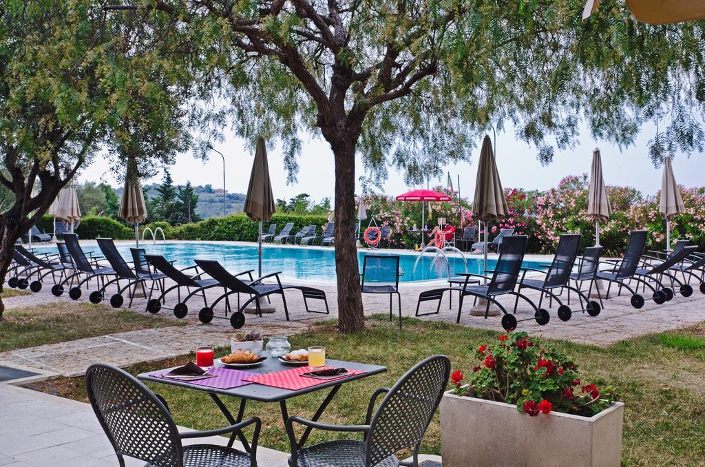Castellaro Golf Resort Bagian luar foto
