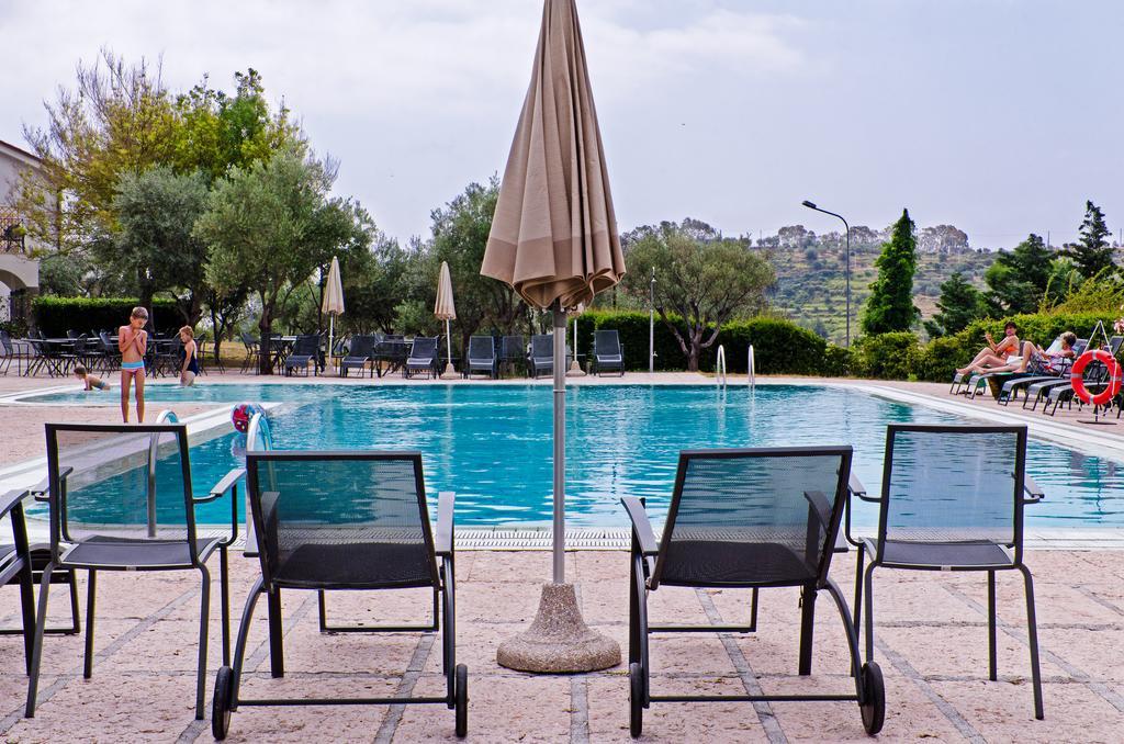 Castellaro Golf Resort Bagian luar foto