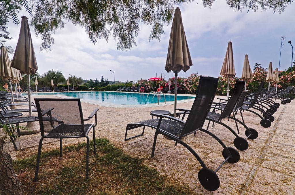 Castellaro Golf Resort Bagian luar foto