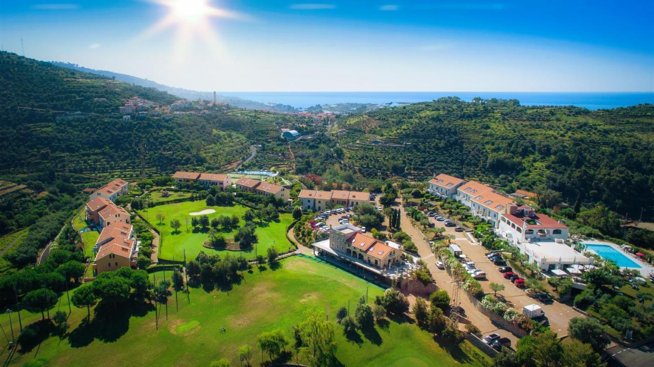 Castellaro Golf Resort Bagian luar foto